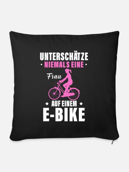 Unterschätze Niemals Eine Frau Auf Einem E Bike - Sofakissenbezug 45 x 45 cm - Schwarz
