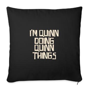 I'm Quinn doing Quinn things - Sofakissenbezug 45 x 45 cm - Schwarz - Vorne