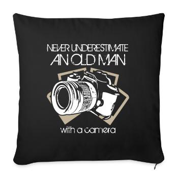 Ne sous-estimez jamais un vieil homme avec un appareil photo - Housse de coussin décorative 45 x 45 cm - noir - Devant
