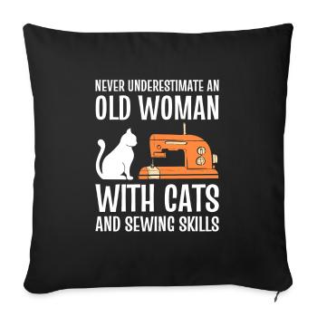 Never Underestimate An Old Woman With Cats And - Housse de coussin décorative 45 x 45 cm - noir - Devant