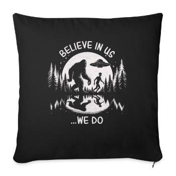 Believe in Us ...We Do - Bigfoot and Alien - Sofakissenbezug 45 x 45 cm - Schwarz - Vorne
