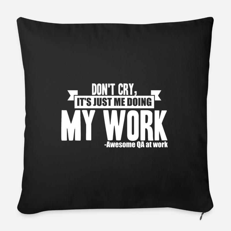 Testeur QA - Don’t Cry, It’s Just Me Doing My Work - Housse de coussin décorative 45 x 45 cm - noir