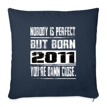 Personne n’est parfait mais né en 2011 anniversaire - Housse de coussin décorative 45 x 45 cm - bleu marine - Devant