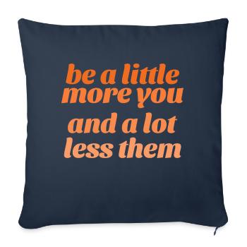 Sei mehr du und weniger sie - Sofakissenbezug 45 x 45 cm - Navy - Vorne