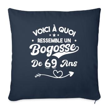Bogosse 69 ans Cadeau Humour Anniversaire 69 ans - Housse de coussin décorative 45 x 45 cm - bleu marine - Devant