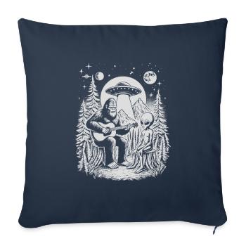 Alien et Bigfoot assis autour du feu de camp - Housse de coussin décorative 45 x 45 cm - bleu marine - Devant