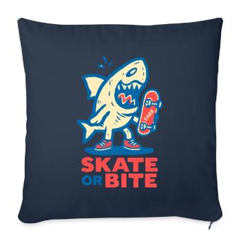 Requin de dessin animé avec planche à roulettes et dire - Housse de coussin décorative 45 x 45 cm - bleu marine - Devant