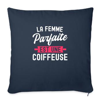 La femme parfaite est coiffeuse / humour coiffeuse - Housse de coussin décorative 45 x 45 cm - bleu marine - Devant