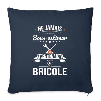 Sous-estimer un trentenaire qui bricole - Housse de coussin décorative 45 x 45 cm - bleu marine - Devant