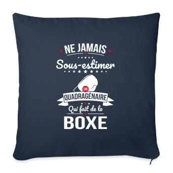 Sous-estimer un quadragénaire qui fait de la boxe - Housse de coussin décorative 45 x 45 cm - bleu marine - Devant