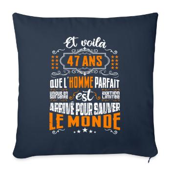 47 ans, Homme parfait, cadeau anniversaire 47ans - Housse de coussin décorative 45 x 45 cm - bleu marine - Devant
