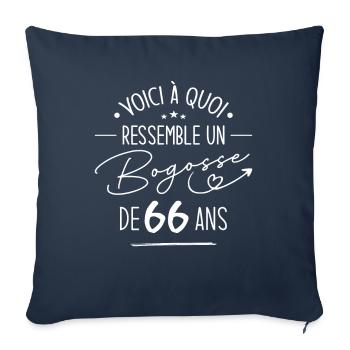 Bogosse 66 ans Cadeau Humour Anniversaire 66 ans - Housse de coussin décorative 45 x 45 cm - bleu marine - Devant