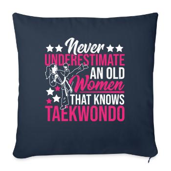 Ne sous-estimez jamais une vieille femme Taekwondo - Housse de coussin décorative 45 x 45 cm - bleu marine - Devant