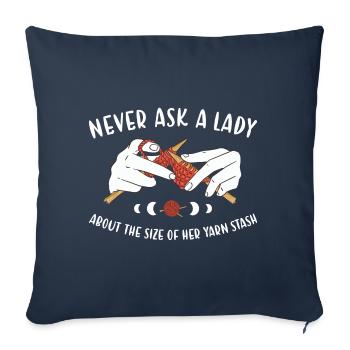 Ne demandez jamais à une dame à propos de sa réserve de fil à tricoter - Housse de coussin décorative 45 x 45 cm - bleu marine - Devant