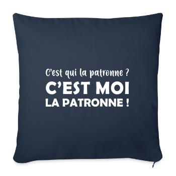 C’est qui la patronne ? - c’est moi la patronne ! - Housse de coussin décorative 45 x 45 cm - bleu marine - Devant