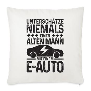 Unterschätze niemals einen Alten Mann mit E-Auto - Sofakissenbezug 45 x 45 cm - Naturweiß  - Vorne