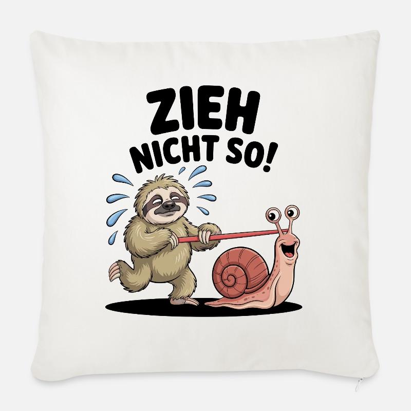 Faultier zieht Schnecke, lustiger cartoon - Sofakissenbezug 45 x 45 cm - Naturweiß 