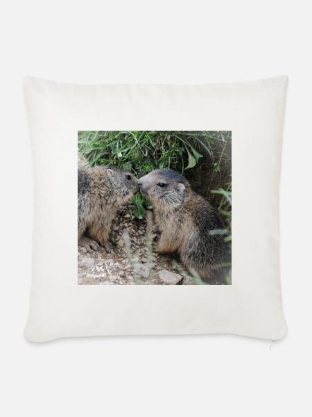 Murmeltiere 5 verschmust. Alpen Liebe und Geschenk - Sofakissenbezug 45 x 45 cm - Naturweiß