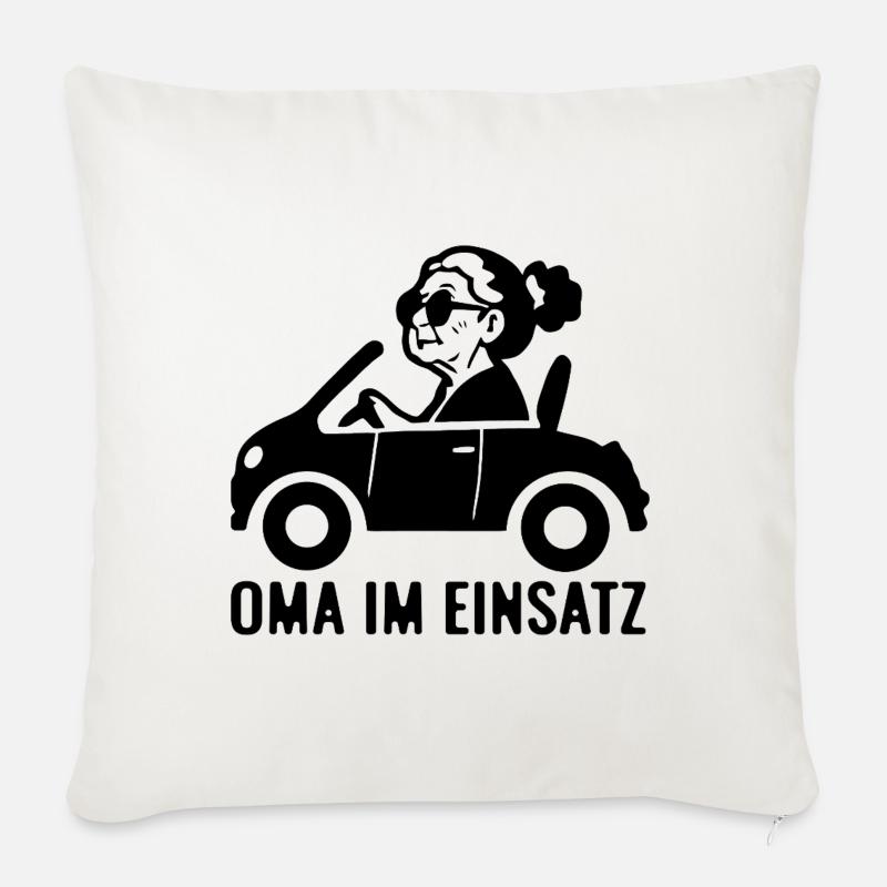 Oma im Einsatz Auto - Sofakissenbezug 45 x 45 cm - Naturweiß