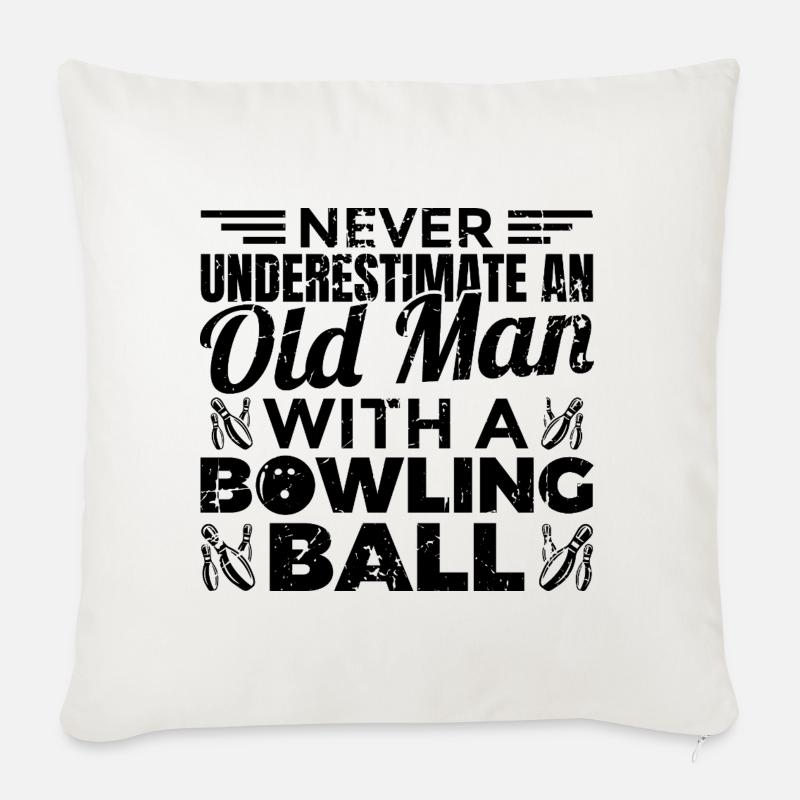 Never Underestimate An Old Man Bowler - Sofakissenbezug 45 x 45 cm - Naturweiß 