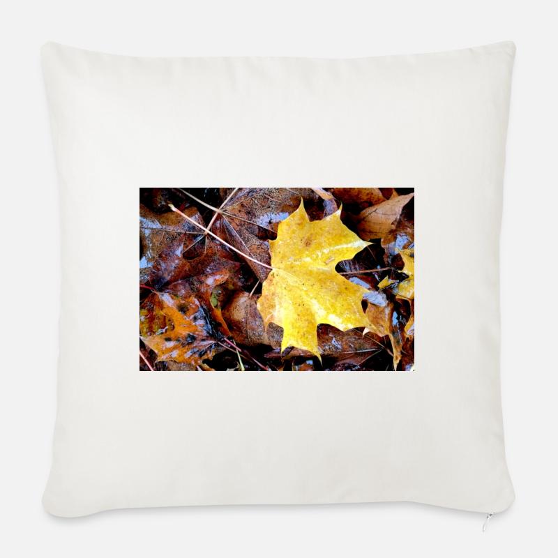 Gelbes Ahornblatt auch verregnetem Herbstteppich - Sofakissenbezug 45 x 45 cm - Naturweiß