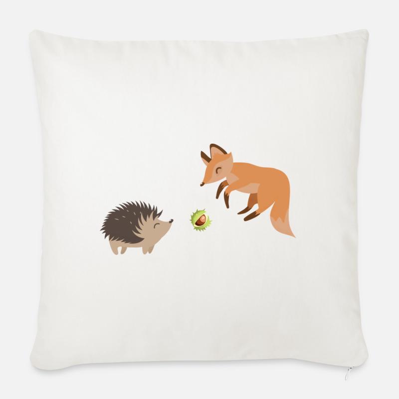 Fuchs und Igel spielen mit einer Kastanie Fußball - Sofakissenbezug 45 x 45 cm - Naturweiß 