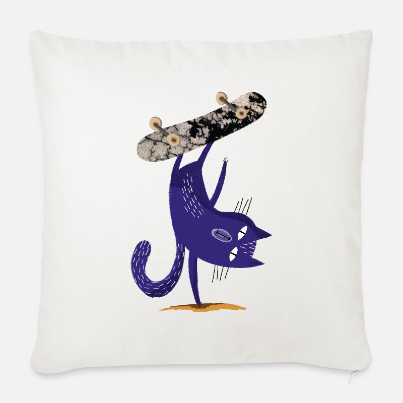 Lila Katze auf Skateboard - Sofakissenbezug 45 x 45 cm - Naturweiß 