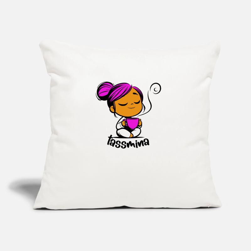 Tassmina enspannt mit einer Tasse Tee oder Kaffee Sofakissenbezug 45 x 45 cm