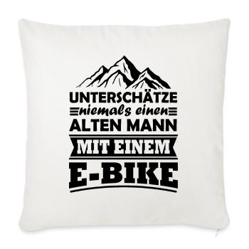Unterschätze niemals einen alten Mann mit E-Bike - Sofakissenbezug 45 x 45 cm - Naturweiß  - Vorne