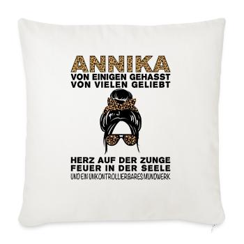 Annika Gehasst Geliebt Großes Mundwerk - Sofakissenbezug 45 x 45 cm - Naturweiß  - Vorne