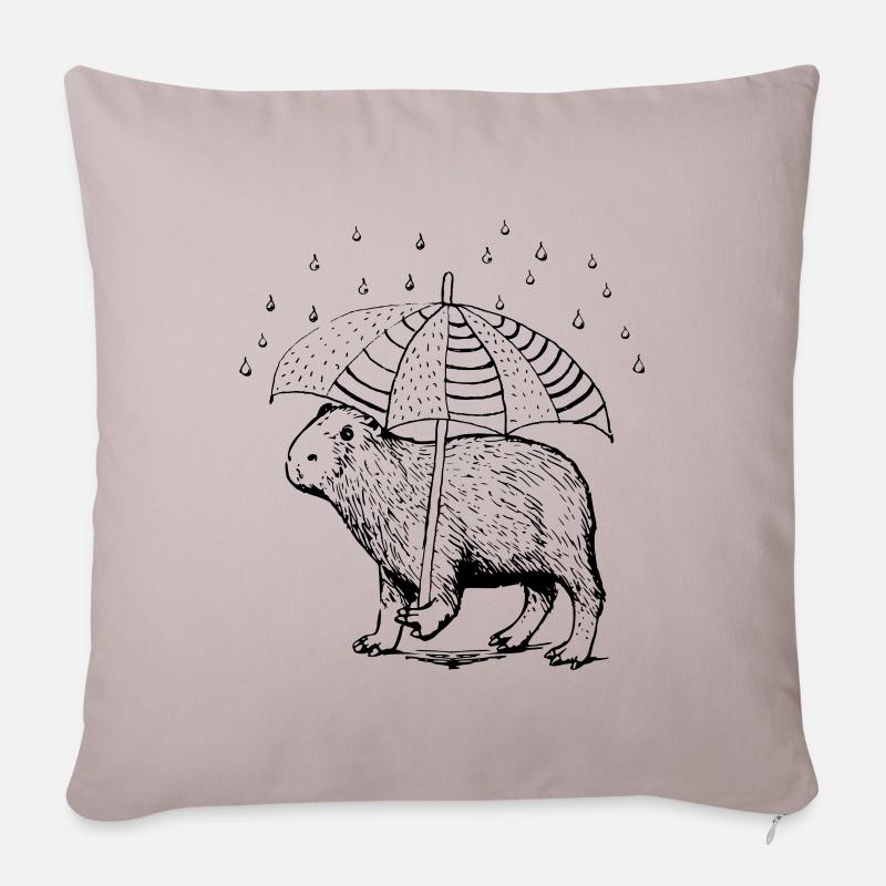 Capybara wandert mit Schirm im Regen - Sofakissenbezug 45 x 45 cm - helles Taupe