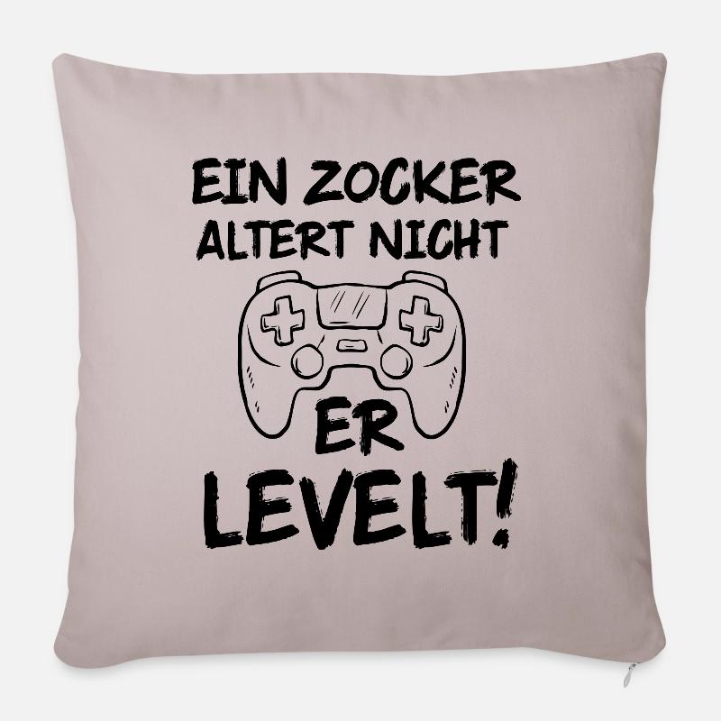 Ein Zocker altert nicht. Er levelt! - Sofakissenbezug 45 x 45 cm - helles Taupe