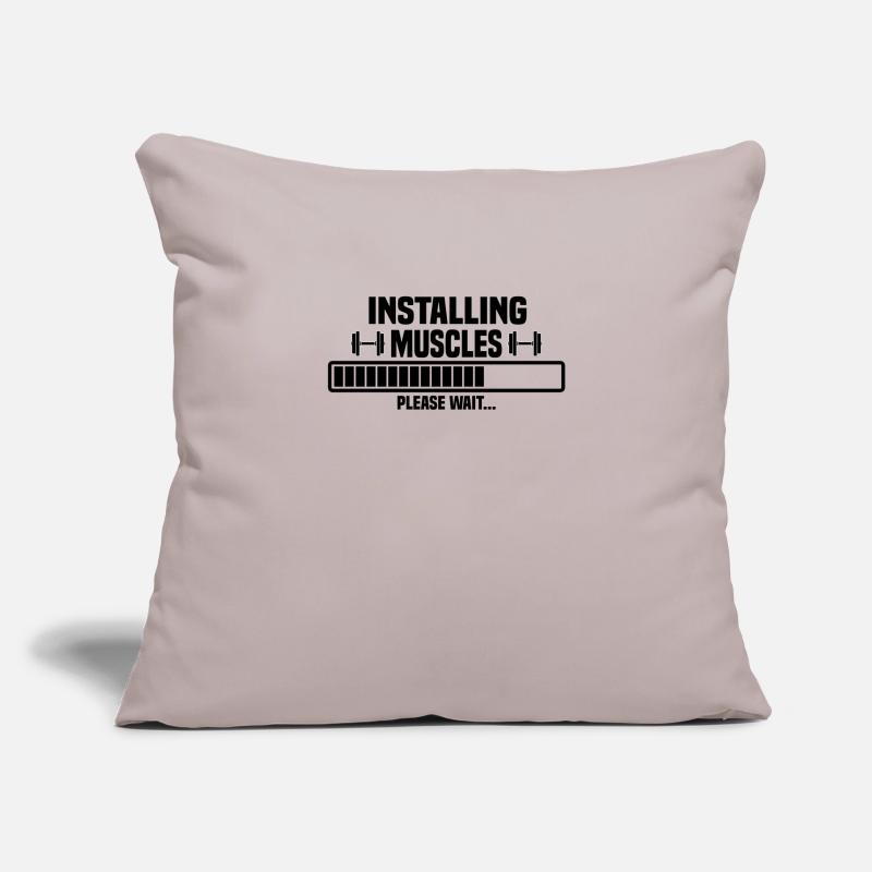 Installing muscles – please wait – bitte warten Sofakissenbezug 45 x 45 cm