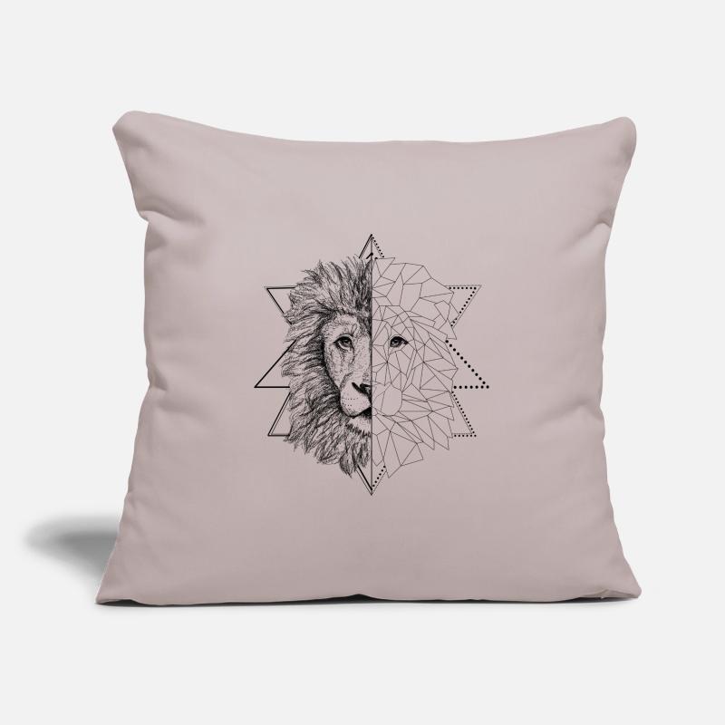 Schwarzer Tattoo inspirierter Löwe | Low Poly Art Sofakissenbezug 45 x 45 cm