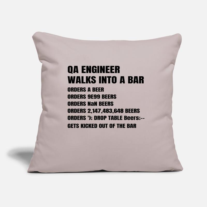 QA-Ingenieur geht in eine Bar-Debugging-Software ein Sofakissenbezug 45 x 45 cm