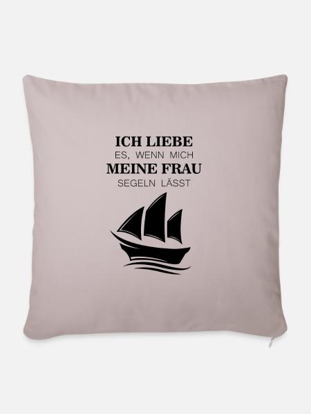 Ich liebe es wenn mich meine Frau Segeln lässt - Sofakissenbezug 45 x 45 cm - helles Taupe