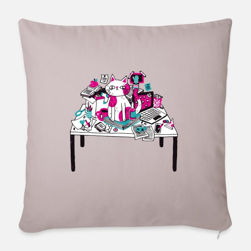 Chat sur le chaos de bureau - Housse de coussin décorative 45 x 45 cm - taupe clair