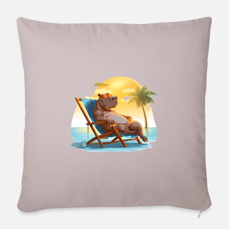 sich im Liegestuhl sonnendes Nilpferd am Strand - Sofakissenbezug 45 x 45 cm - helles Taupe