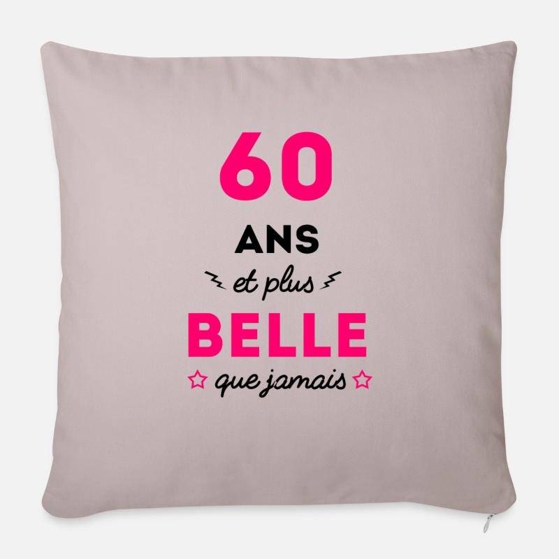 60 ans et plus belle que jamais anniversaire - Housse de coussin décorative 45 x 45 cm - taupe clair