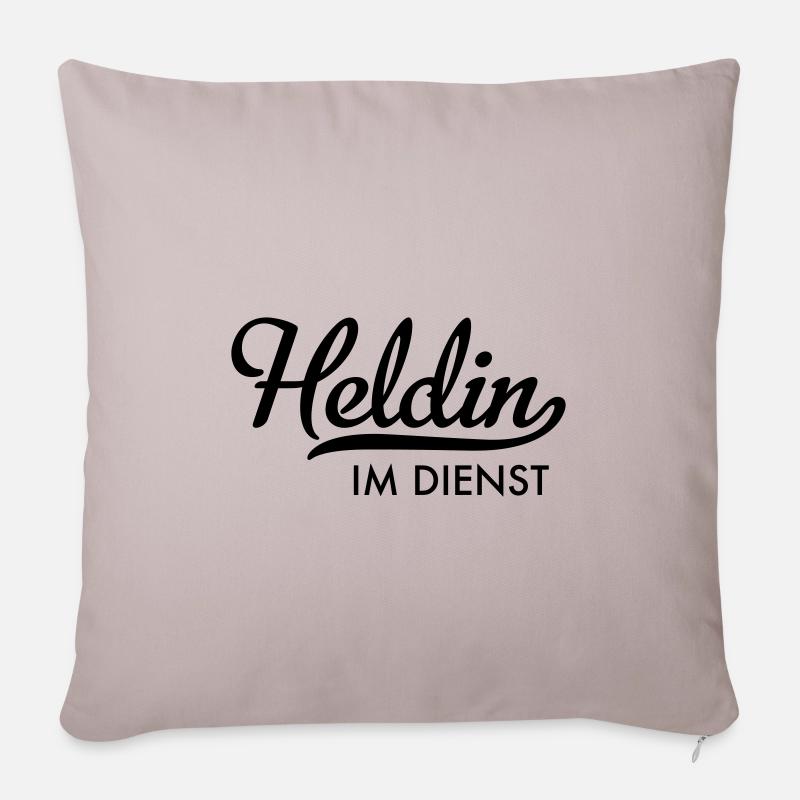 Heldin im Dienst - Sofakissenbezug 45 x 45 cm - helles Taupe