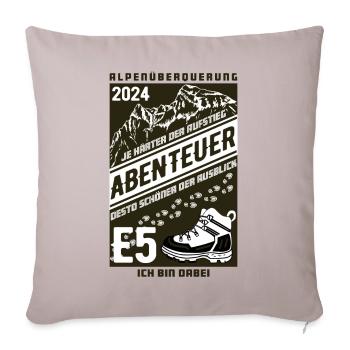 Abenteuer E5 Alpenüberquerung 2024 - Sofakissenbezug 45 x 45 cm - helles Taupe - Vorne