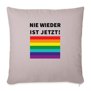 Nie wieder ist jetzt! Schriftzug und Pride Flagge - Sofakissenbezug 45 x 45 cm - helles Taupe - Vorne