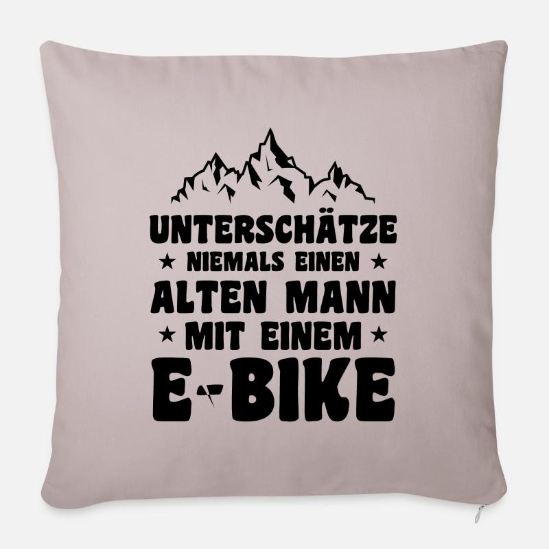 Unterschätze niemals einen alten Mann mit E-Bike - Sofakissenbezug 45 x 45 cm - helles Taupe