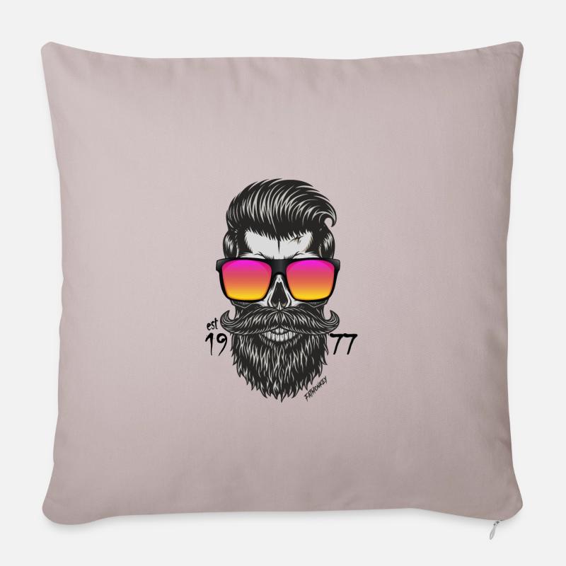 FatMonkey Designs Barber mit Brille est 1977 - Sofakissenbezug 45 x 45 cm - helles Taupe
