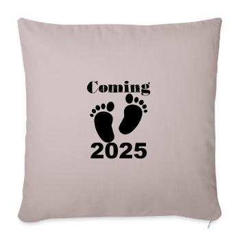 Bébé arrive en 2025, future maman en 2025, pieds de bébé - Housse de coussin décorative 45 x 45 cm - taupe clair - Devant