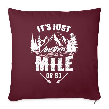 Randonnée à seulement un kilomètre ou deux - Housse de coussin décorative 45 x 45 cm - bordeaux - Devant