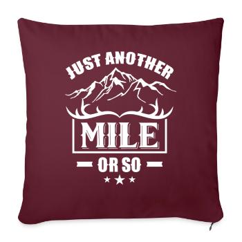 Randonnée à seulement un kilomètre ou deux - Housse de coussin décorative 45 x 45 cm - bordeaux - Devant