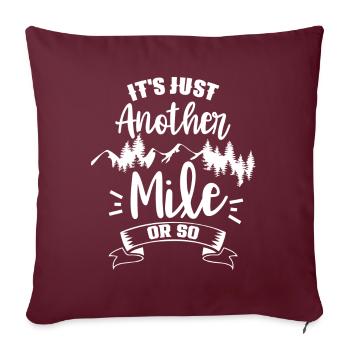 Randonnée à seulement un kilomètre ou deux - Housse de coussin décorative 45 x 45 cm - bordeaux - Devant