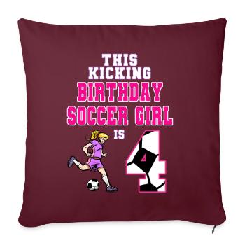 Cette fille de football est 4ème anniversaire de football - Housse de coussin décorative 45 x 45 cm - bordeaux - Devant