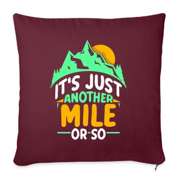 Randonnée à seulement un kilomètre ou deux - Housse de coussin décorative 45 x 45 cm - bordeaux - Devant
